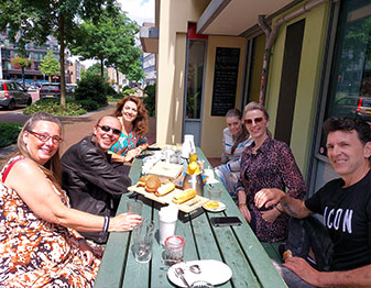 picknicktafel-bezoekers_De Stadskeuken